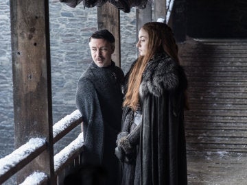 Sansa Stark (Sophie Turner) con Meñique en 'Juego de Tronos'