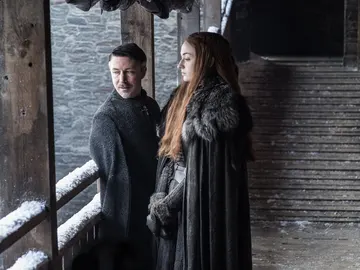 Sansa Stark (Sophie Turner) con Meñique en 'Juego de Tronos' Sansa Stark (Sophie Turner) con Meñique en 'Juego de Tronos'