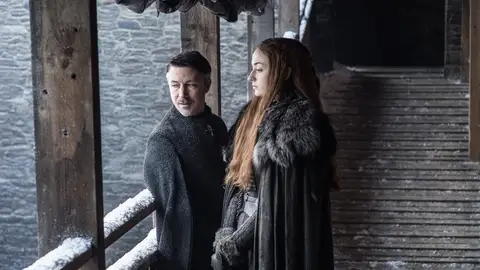 Sansa Stark (Sophie Turner) con Meñique en 'Juego de Tronos' Sansa Stark (Sophie Turner) con Meñique en 'Juego de Tronos'