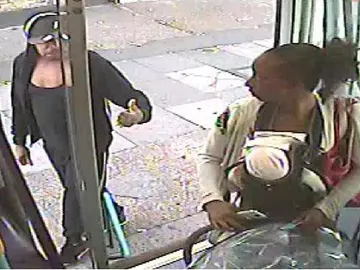 La mujer sube con el bebé muerto en el autobús La mujer sube con el bebé muerto en el autobús