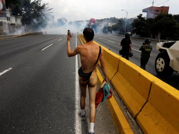 Un joven protesta desnudo en Venezuela
