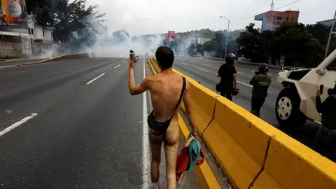 Un joven protesta desnudo en Venezuela Un joven protesta desnudo en Venezuela