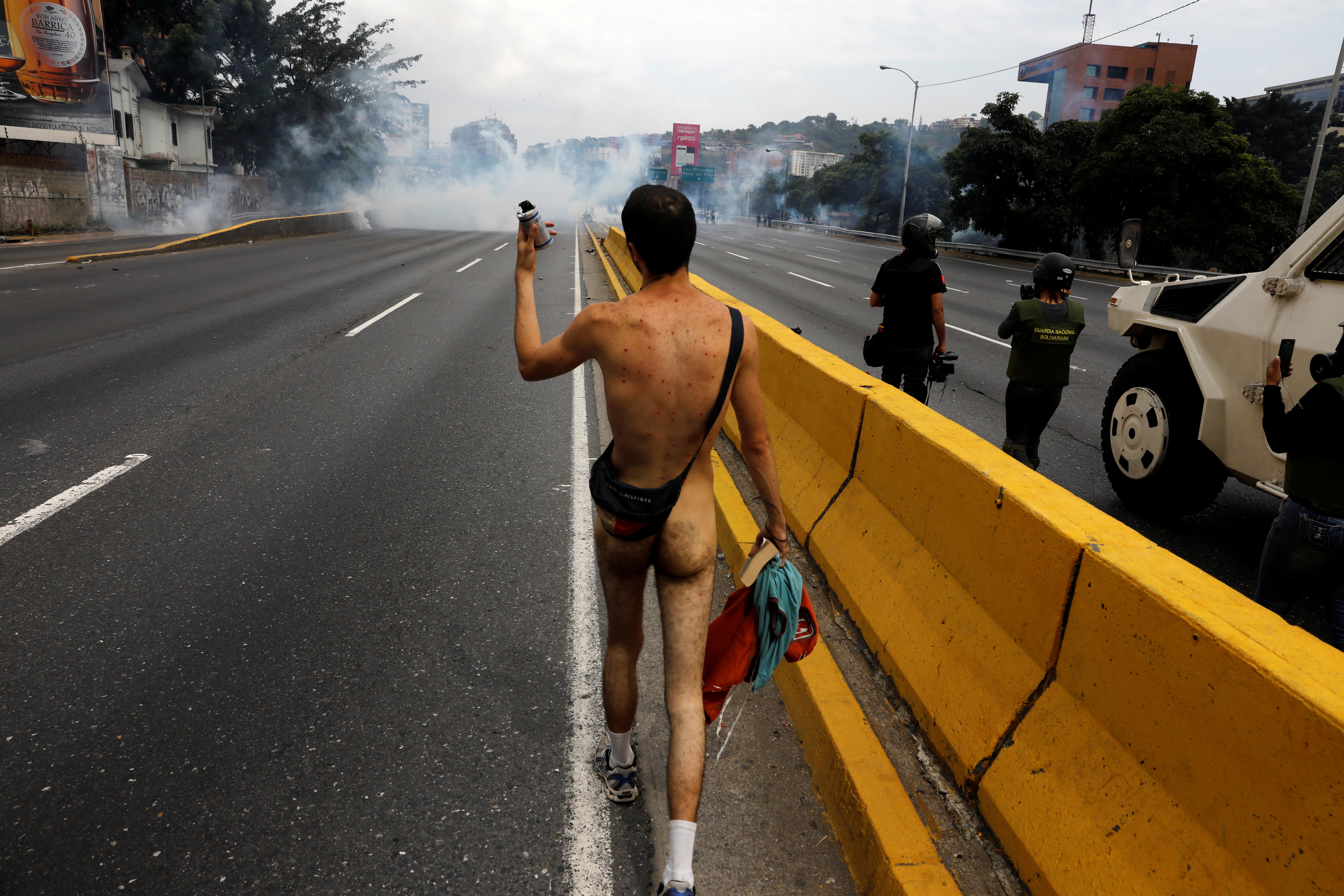 Un joven desnudo se convierte en la imagen de las protestas en Venezuela