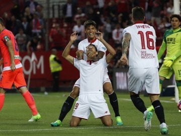 Ganso celebra junto a sus compañeros del Sevilla uno de sus goles ante el Granada