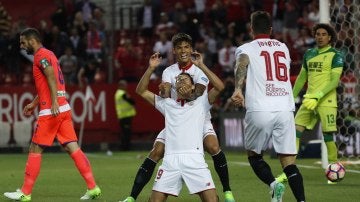 Ganso celebra junto a sus compañeros del Sevilla uno de sus goles ante el Granada