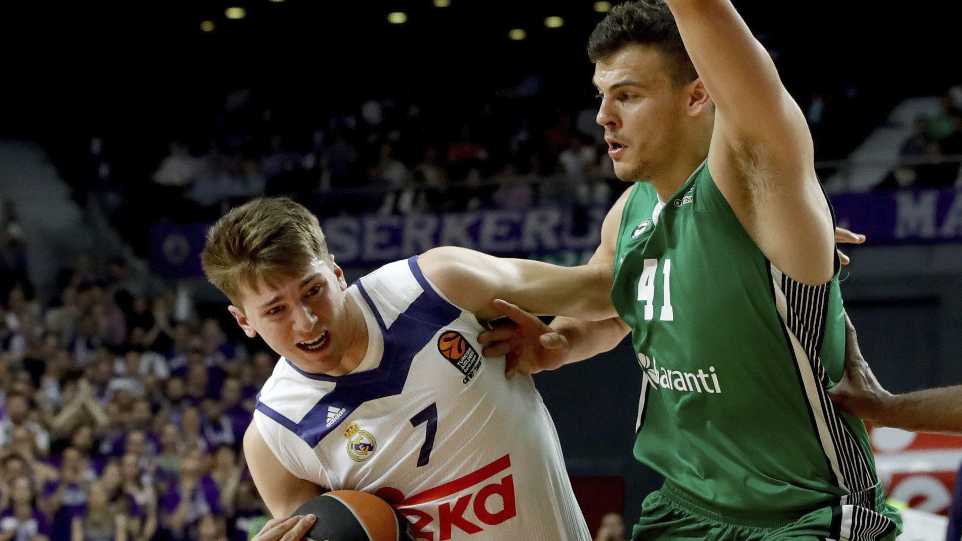 Luka Doncic intenta entrar a canasta Luka Doncic intenta entrar a canasta