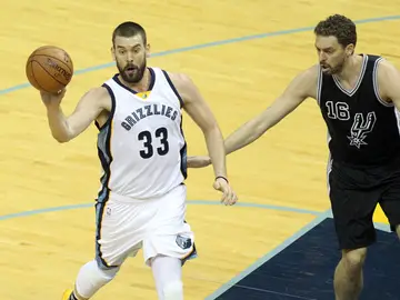 Marc Gasol, ante su hermano Pau Marc Gasol, ante su hermano Pau