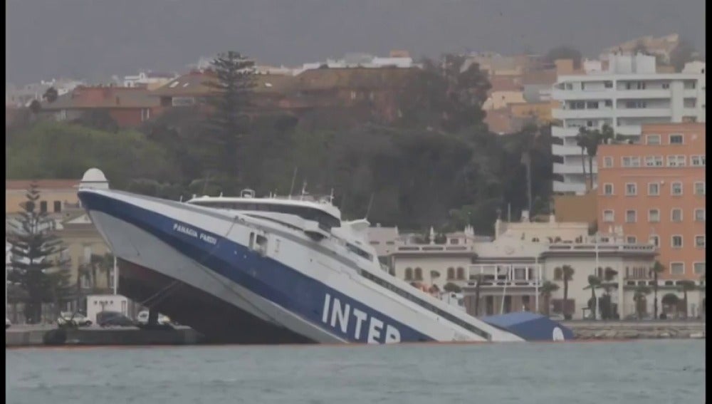Frame 0.0 de: El fuerte viento provoca el hundimiento de un ferry abandonado en Algeciras