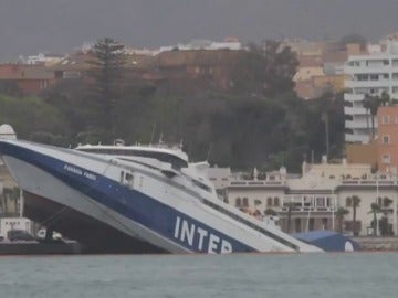 Frame 0.0 de: El fuerte viento provoca el hundimiento de un ferry abandonado en Algeciras