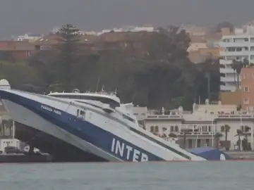 Frame 0.0 de: El fuerte viento provoca el hundimiento de un ferry abandonado en Algeciras Frame 0.0 de: El fuerte viento provoca el hundimiento de un ferry abandonado en Algeciras