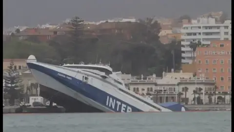 Frame 0.0 de: El fuerte viento provoca el hundimiento de un ferry abandonado en Algeciras Frame 0.0 de: El fuerte viento provoca el hundimiento de un ferry abandonado en Algeciras