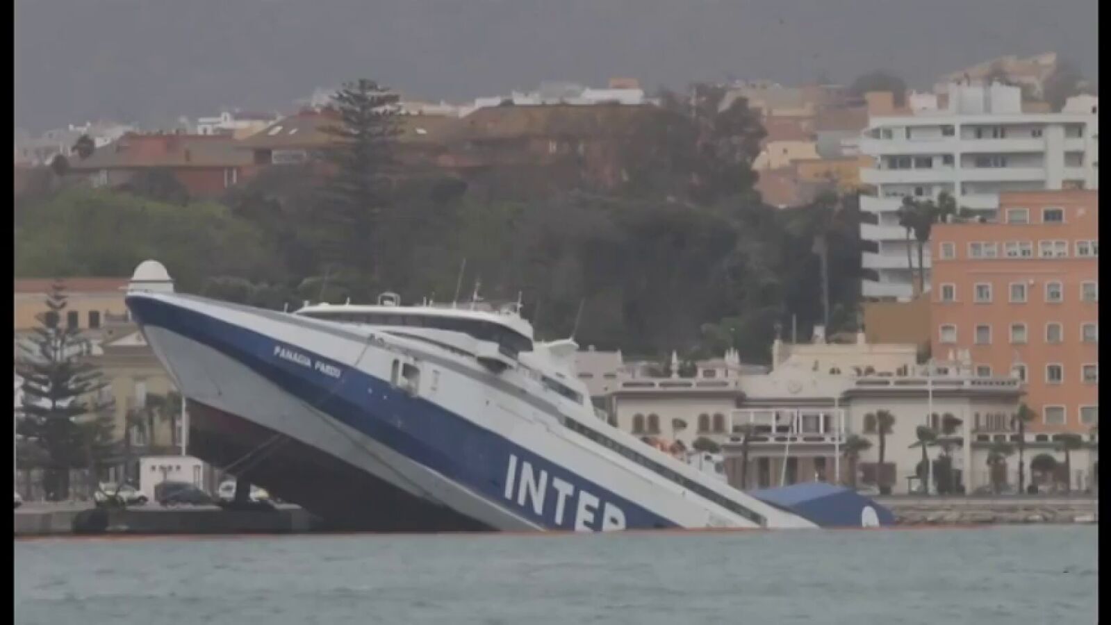El fuerte viento provoca el hundimiento de un ferry abandonado en Algeciras