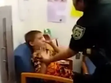 Momento en el que detienen al niño autista Momento en el que detienen al niño autista