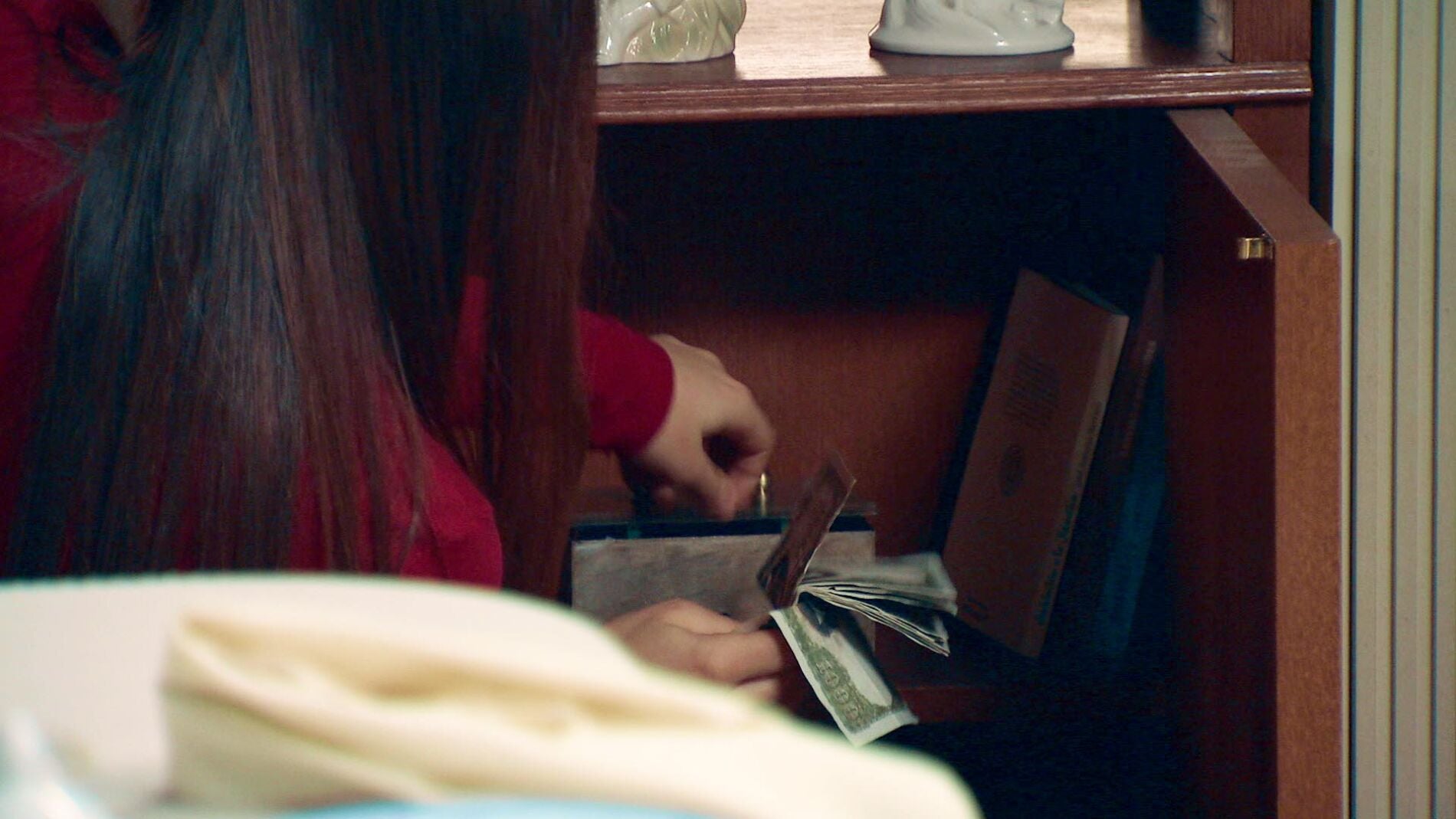 Alba no solo miente a sus padres, sino que tambi&eacute;n les robar&aacute; dinero 