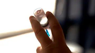 Una persona preparando un medicamento inyectado (Archivo) Una persona preparando un medicamento inyectado (Archivo)