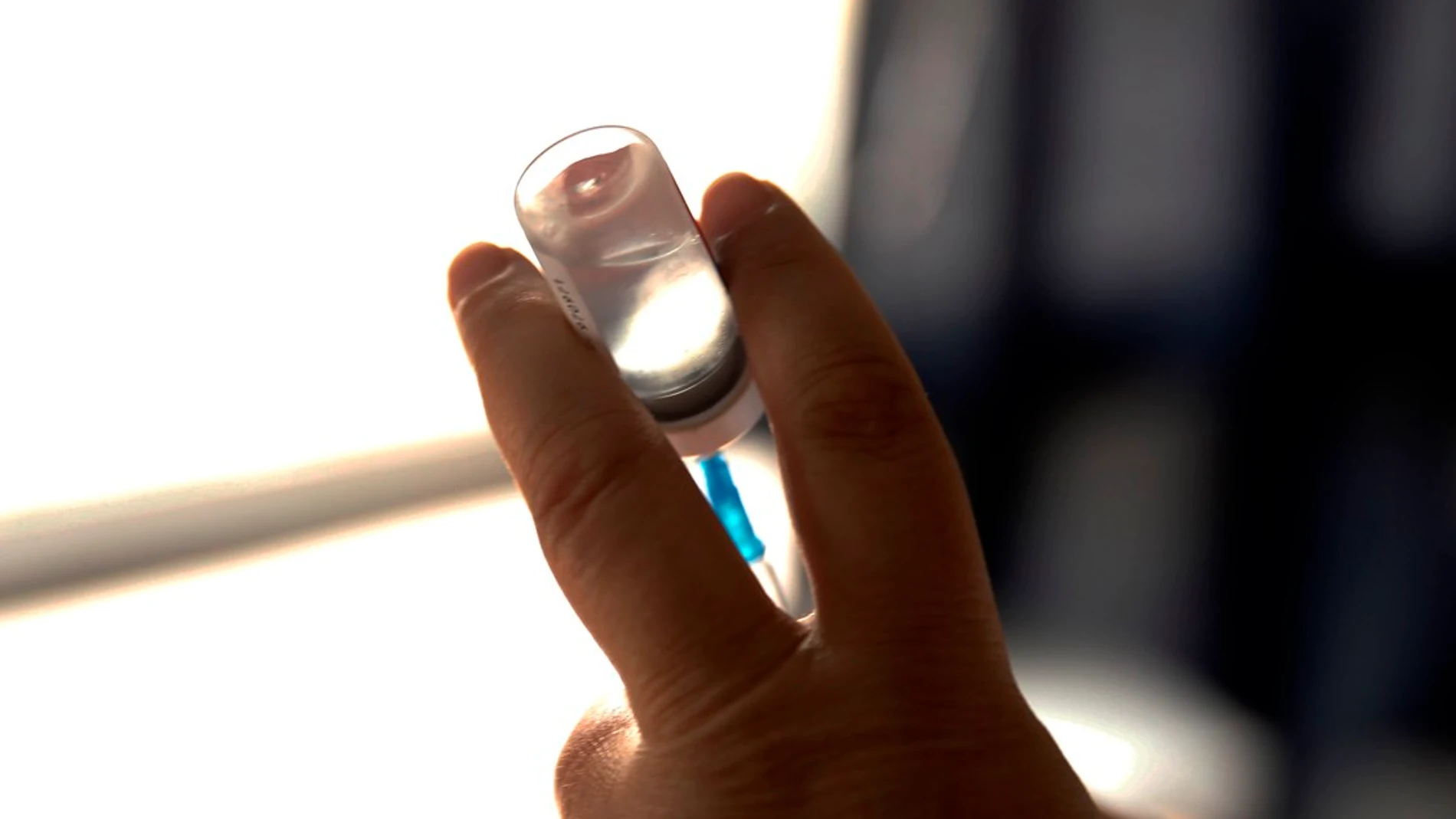 Una persona preparando un medicamento inyectado (Archivo) Una persona preparando un medicamento inyectado (Archivo)