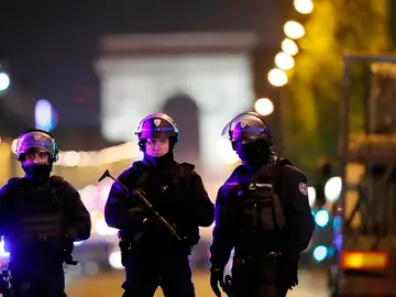 Oficiales de Policía en los Campos Elíseos de París Oficiales de Policía en los Campos Elíseos de París