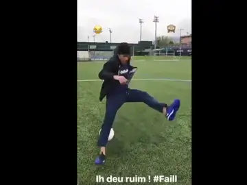 Neymar cae al suelo Neymar cae al suelo