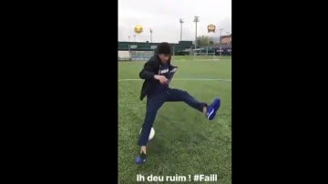 Neymar cae al suelo