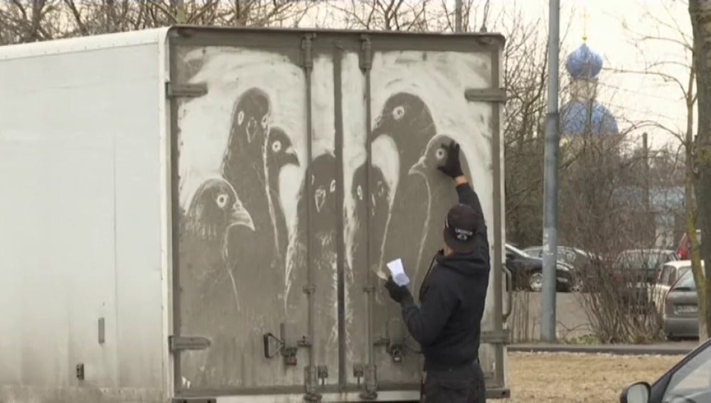 Frame 22.113176 de: Un artista urbano ruso utiliza coches sucios como lienzos