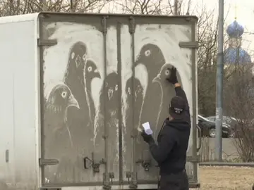 Frame 22.113176 de: Un artista urbano ruso utiliza coches sucios como lienzos Frame 22.113176 de: Un artista urbano ruso utiliza coches sucios como lienzos