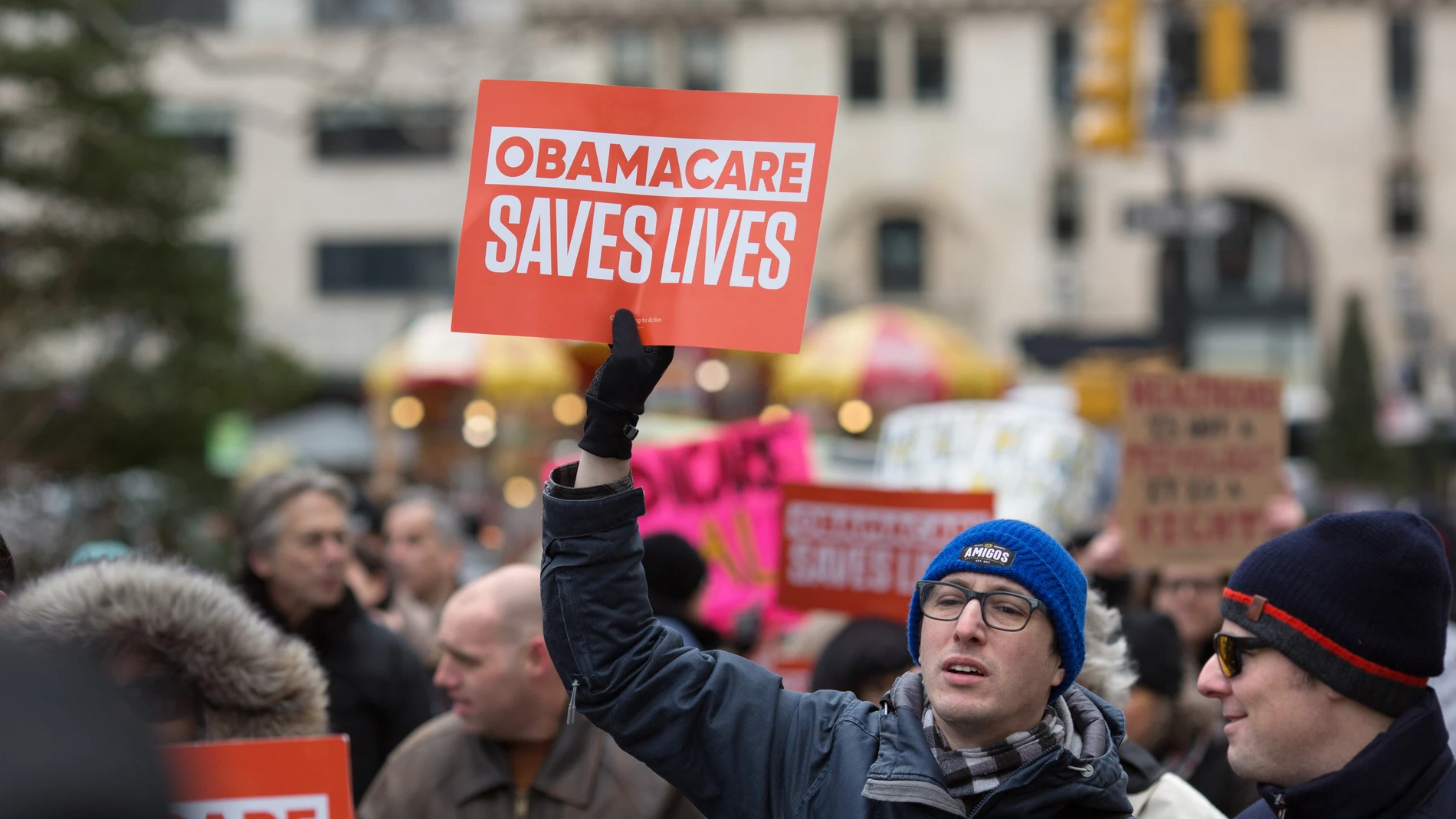 Un manifestante sostiene un cartel con el mensaje 'Obamacare salva vidas' Un manifestante sostiene un cartel con el mensaje 'Obamacare salva vidas'