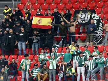 Aficionados del Betis en las gradas de San Mamés, durante el partido de Liga Aficionados del Betis en las gradas de San Mamés, durante el partido de Liga