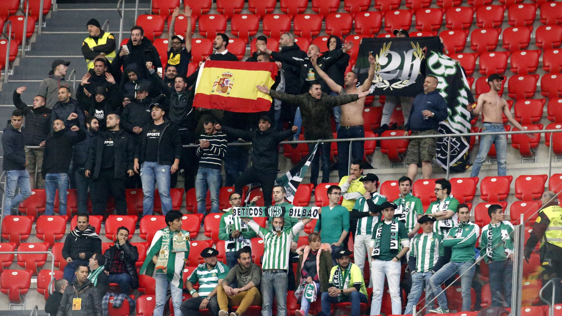 Aficionados del Betis en las gradas de San Mamés, durante el partido de Liga Aficionados del Betis en las gradas de San Mamés, durante el partido de Liga