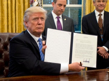 Donald Trump firma tres órdenes ejecutivas 