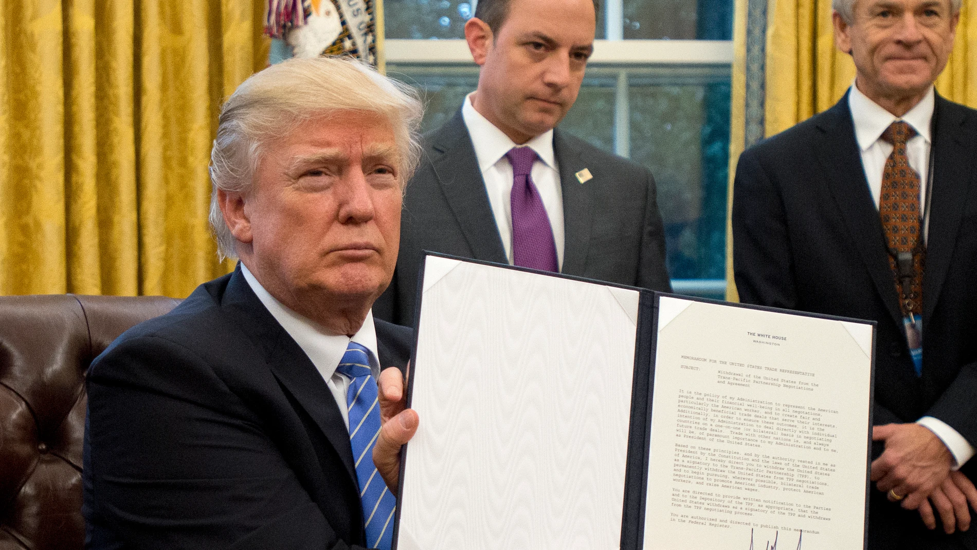 Donald Trump firma tres órdenes ejecutivas Donald Trump firma tres órdenes ejecutivas