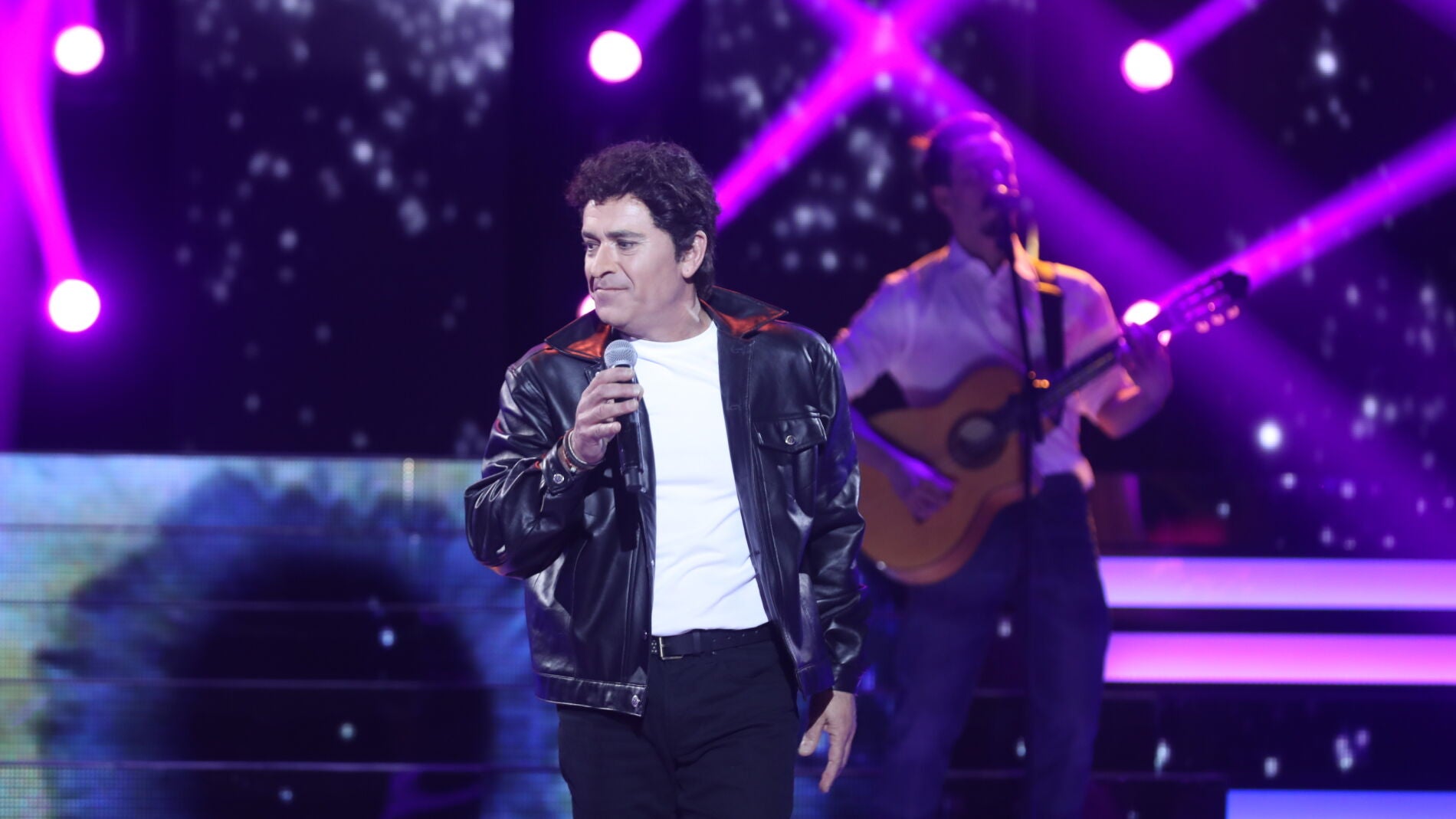 Tom&aacute;s Mart&iacute;nez, un gal&aacute;n en su petici&oacute;n m&aacute;s rom&aacute;ntica de la noche como Miguel R&iacute;os