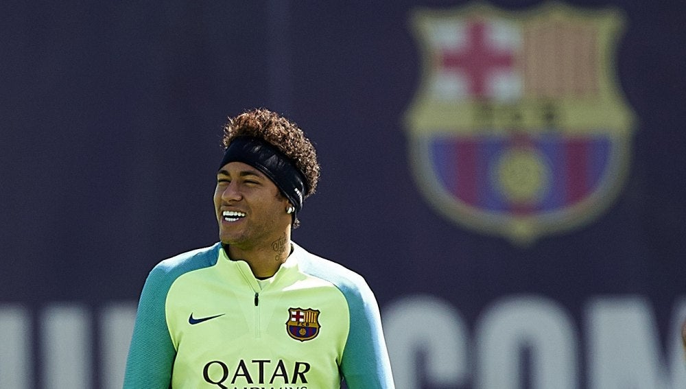 Neymar durante un entrenamiento con el Barcelona