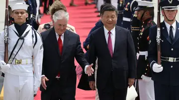 Xi Jinping junto al secretario de Estados de los EEUU, Rex Tillerson Xi Jinping junto al secretario de Estados de los EEUU, Rex Tillerson