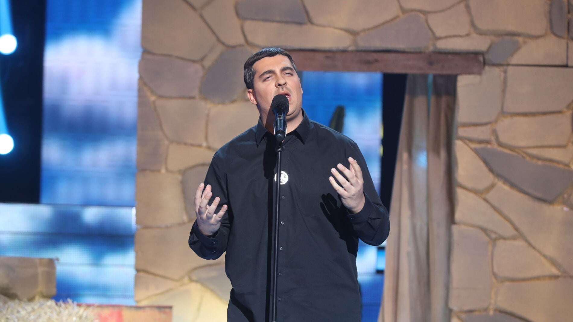 David Moreno se declara a su amor con &lsquo;La cosa m&aacute;s bella&rsquo; como Eros Ramazzotti