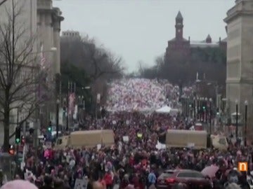 Frame 26.32 de: Medio millón de personas tomaron las calles de Washington para protestar contra Trump
