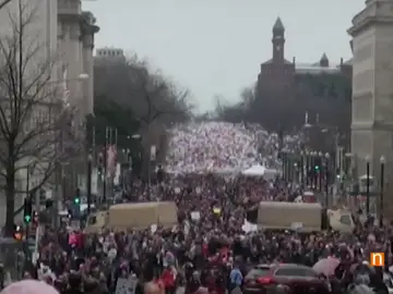 Frame 26.32 de: Medio millón de personas tomaron las calles de Washington para protestar contra Trump Frame 26.32 de: Medio millón de personas tomaron las calles de Washington para protestar contra Trump