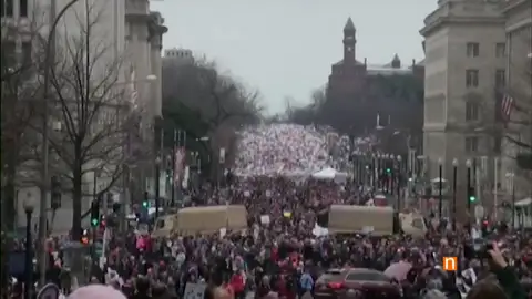 Frame 26.32 de: Medio millón de personas tomaron las calles de Washington para protestar contra Trump Frame 26.32 de: Medio millón de personas tomaron las calles de Washington para protestar contra Trump