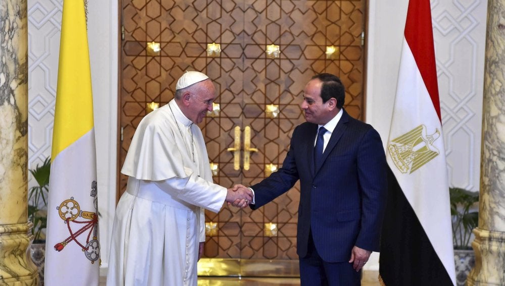 El presidente egipcio, Abdel Fattah Al Sisi, saluda al papa Francisco