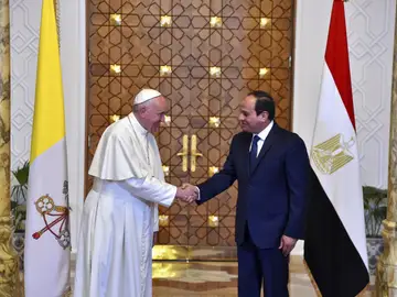El presidente egipcio, Abdel Fattah Al Sisi, saluda al papa Francisco El presidente egipcio, Abdel Fattah Al Sisi, saluda al papa Francisco
