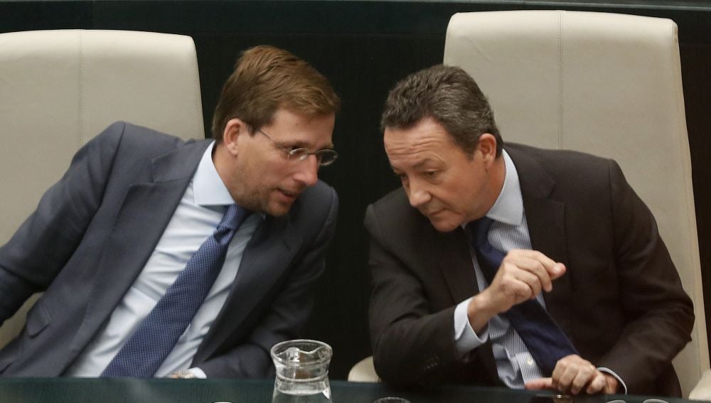 Íñigo Henríquez de Luna y José Luis Martínez-Almeida durante el pleno