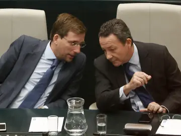 Íñigo Henríquez de Luna y José Luis Martínez-Almeida durante el pleno Íñigo Henríquez de Luna y José Luis Martínez-Almeida durante el pleno