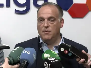 Frame 24.369125 de: Tebas denuncia "trampas" en el proceso electoral de la RFEF y arremete contra Villar por el VAR: "No distingue la 'v' de la 'b'" Frame 24.369125 de: Tebas denuncia "trampas" en el proceso electoral de la RFEF y arremete contra Villar por el VAR: "No distingue la 'v' de la 'b'"