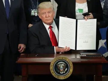 Donald Trump cumple con su promesa de levantar el muro entre México y EEUU Donald Trump cumple con su promesa de levantar el muro entre México y EEUU