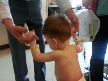 Un niño vuelve a caminar después de las quemaduras provocadas por el exnovio de su madre se lo impedisen Un niño vuelve a caminar después de las quemaduras provocadas por el exnovio de su madre se lo impedisen
