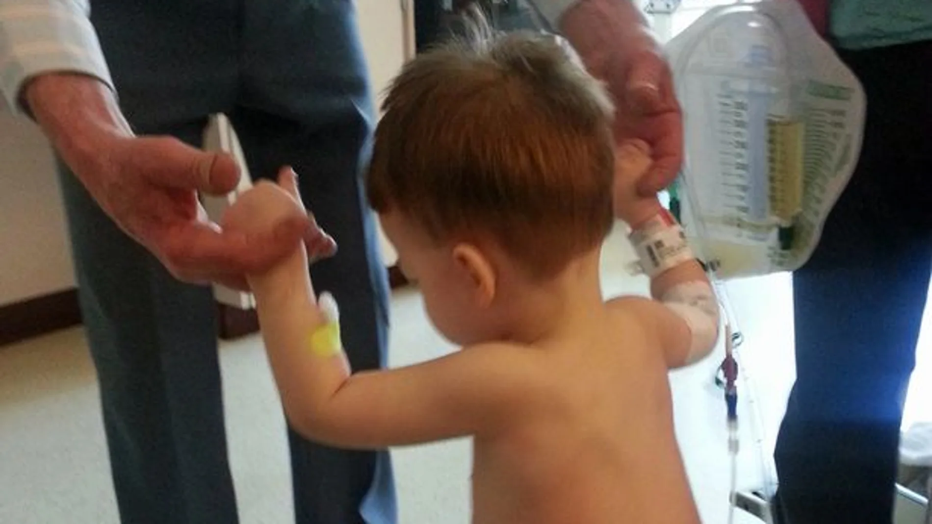 Un niño vuelve a caminar después de las quemaduras provocadas por el exnovio de su madre se lo impedisen Un niño vuelve a caminar después de las quemaduras provocadas por el exnovio de su madre se lo impedisen