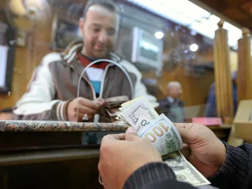 Un cliente de un banco de Egipto Un cliente de un banco de Egipto