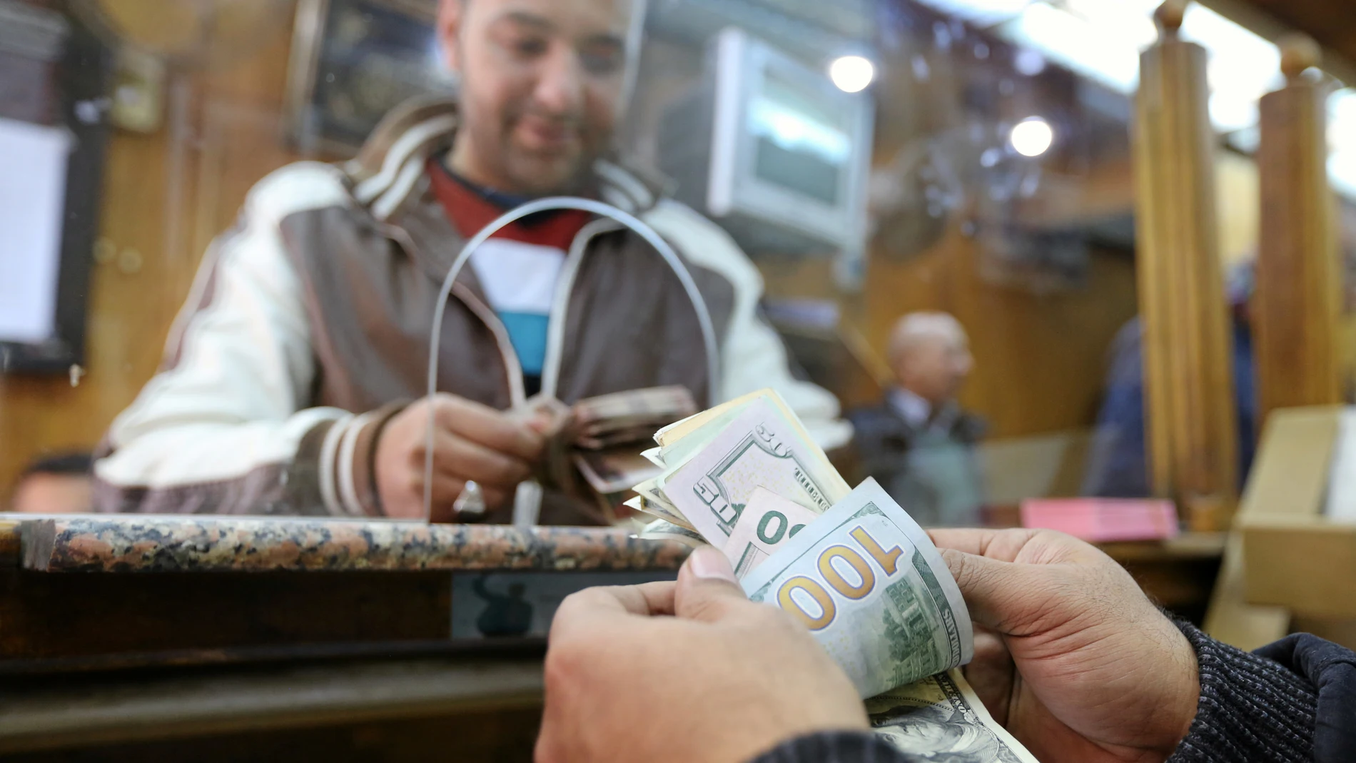 Un cliente de un banco de Egipto Un cliente de un banco de Egipto