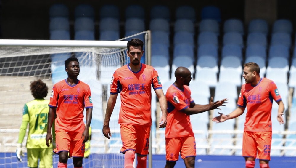 Los jugadores del Granada se lamentan y discuten tras un gol en contra