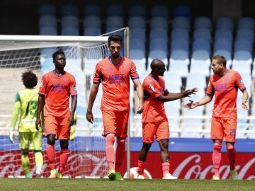 Los jugadores del Granada se lamentan y discuten tras un gol en contra