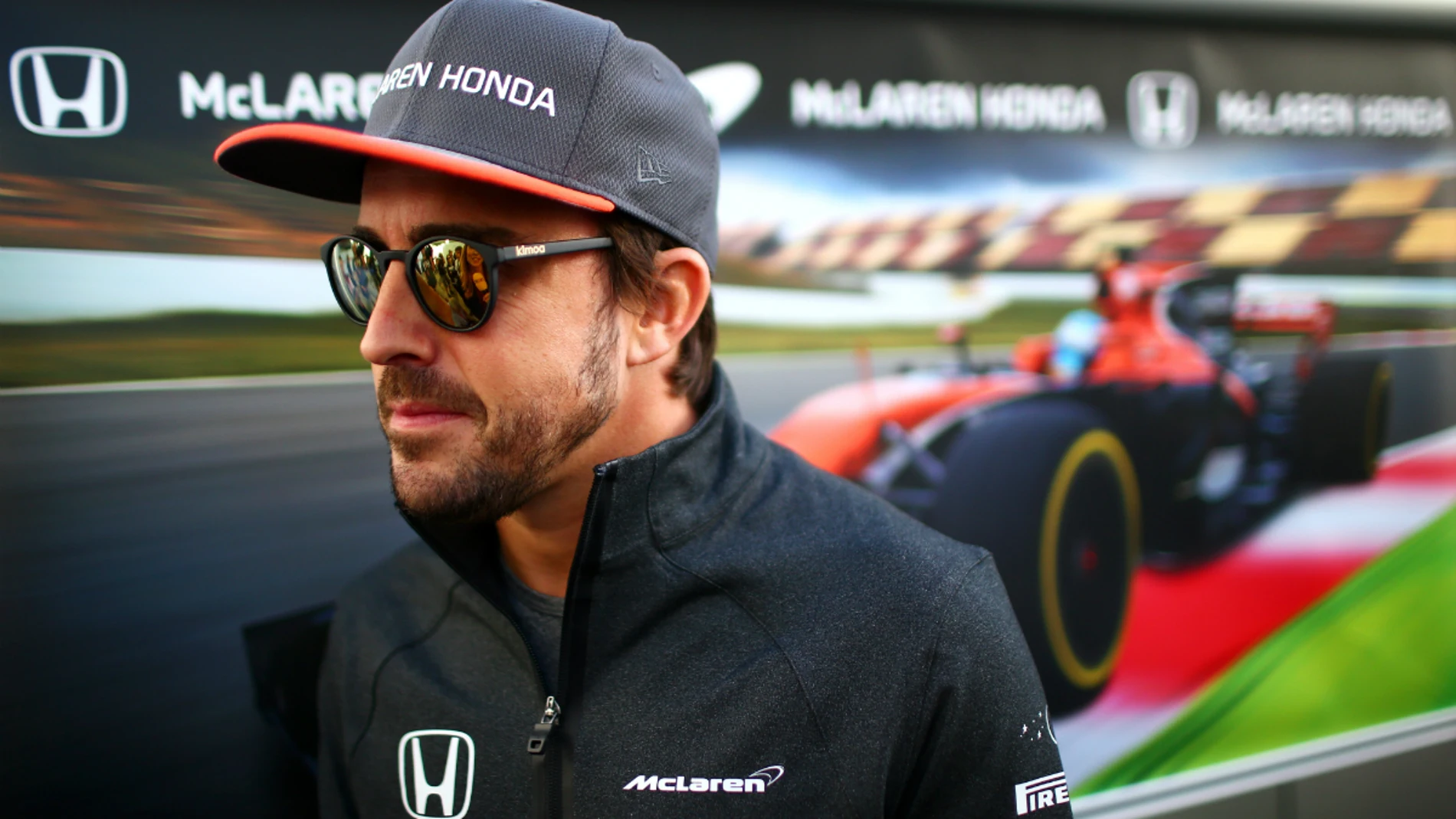 Fernando Alonso, con el MCL32 de fondo